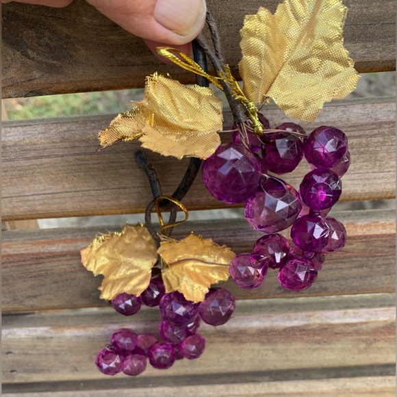 Vintage (Set of 2) Purple Lucite Acrylic Faceted Cluster Grapes w/ Gold Leaves - Picture 13 of 14